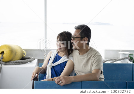 望著大海的一對夫婦 130832782