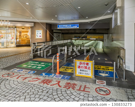 連接北千住站東西方向的自由通道入口（西口側） 130833273