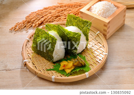 Onigiri, rice ball, onigiri, rice ball, rice ball, rice, handmade. Onigiri, rice ball, onigiri, rice ball, rice ball, rice, handmade. 130835092