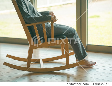 搖椅和老人 130835343
