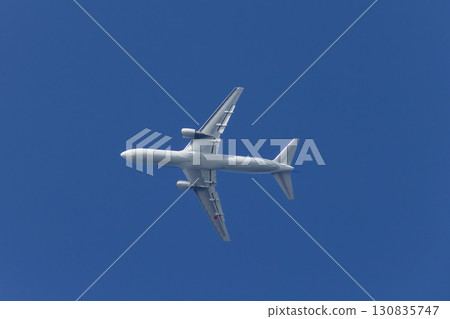 飛機在晴朗的天空中飛行 飛機在晴朗的天空中飛行 130835747