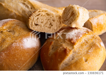 烤自製麵包 烤自製麵包 130836171
