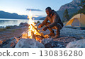 湖邊燃起營火的男人 130836280