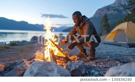 湖邊燃起營火的男人 130836280