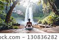 在大自然中冥想的女人 130836282