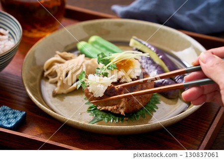 日式碎漢堡牛排 | 家常主菜，配上碎蘿蔔 130837061