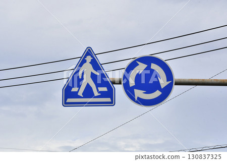 Roundabout_Circular intersection sign_02 130837325