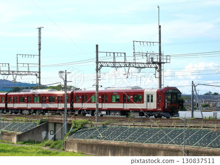 新型「8A系」通用列車行駛在奈良縣近鐵天理線的稻田堤岸上。 新型「8A系」通用列車行駛在奈良縣近鐵天理線的稻田堤岸上。 130837511