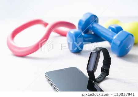Exercise with a smartwatch 130837941