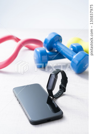 Exercise with a smartwatch 130837975
