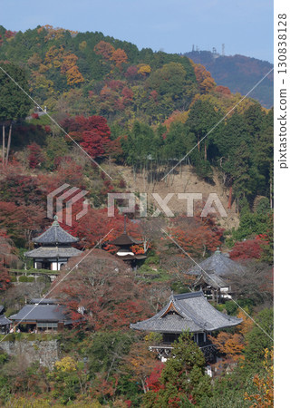 秋天 @京都西部 / 京都西部善法寺周圍的山脈開始被秋葉染成紅色。 130838128