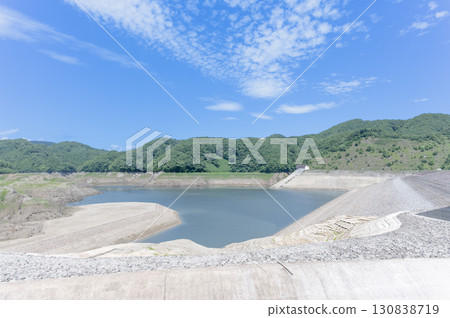 遭受乾旱的二石水壩 遭受乾旱的二石水壩 130838719