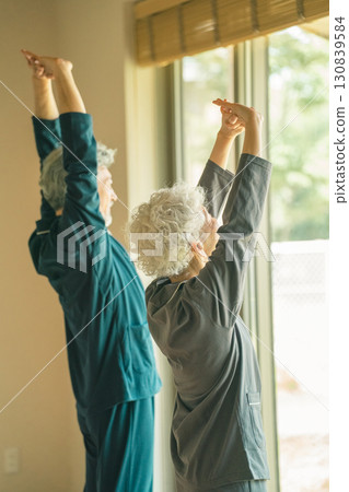 剛睡醒的老人 130839584