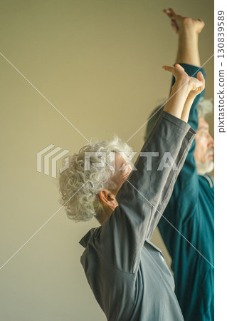 剛睡醒的老人 130839589