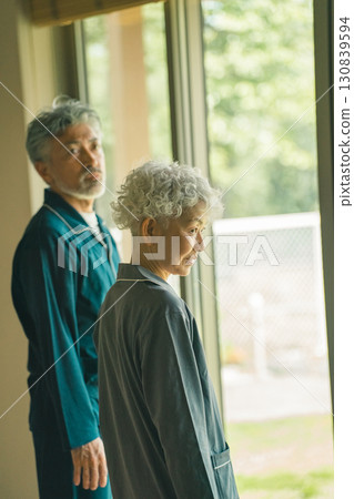 剛睡醒的老人 130839594