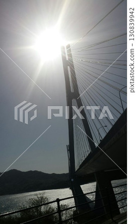 沐浴在燈光下的吊橋 130839942