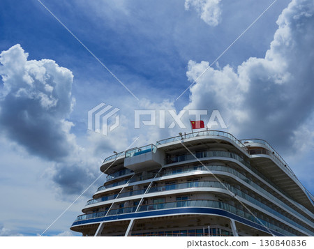 大型遊輪上懸掛中國國旗 130840836