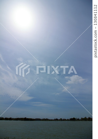 耀眼的盛夏陽光與水邊風景 130841112