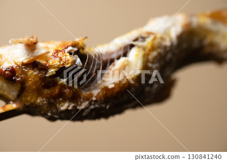 一邊吃著從小吃攤買來的炭烤鹹香魚 130841240