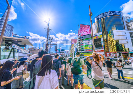 日本東京城市景觀。 9月7日…入境旅遊持續進行。澀谷宮山坂下的十字路口擠滿了外國遊客… 130841724
