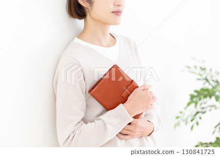 拿著筆記本的偶然中年婦女 拿著筆記本的偶然中年婦女 130841725