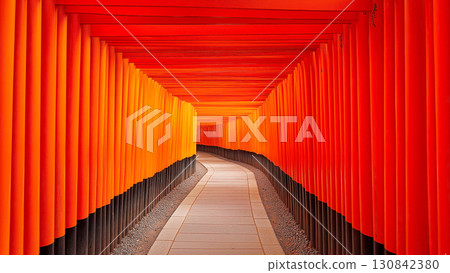 一排粗獷的朱紅色鳥居象徵京都的精神和希望 130842380
