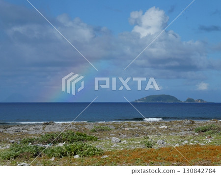 吐噶喇群島多卡拉島大五郎海灘上的彩虹 130842784