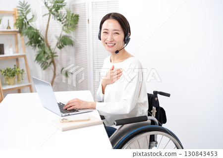 坐在輪椅上戴著耳機的女人 130843453