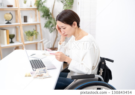 坐輪椅的女人擔心錢 130843454