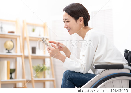 輪椅婦女智慧型手機 130843493