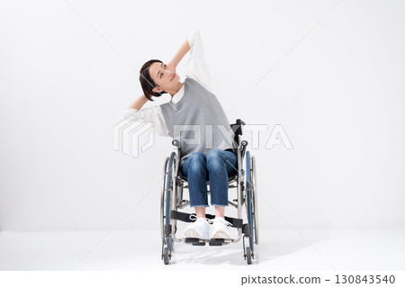 輪椅瑜珈伸展 130843540