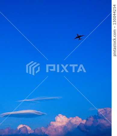 一架飛機在漆黑的夜空中飛行的場景 一架飛機在漆黑的夜空中飛行的場景 130844254