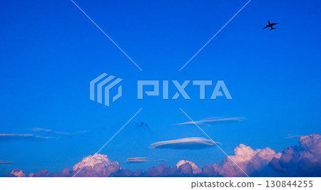 一架飛機在漆黑的夜空中飛行的場景 一架飛機在漆黑的夜空中飛行的場景 130844255