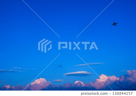 一架飛機在漆黑的夜空中飛行的場景 一架飛機在漆黑的夜空中飛行的場景 130844257