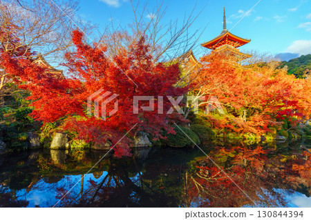 秋季葉子和Kiyomizudera三重塔 秋季葉子和Kiyomizudera三重塔 130844394
