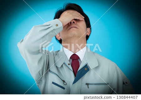 一位身穿工作服的中年男性商人擔心 一位身穿工作服的中年男性商人擔心 130844407