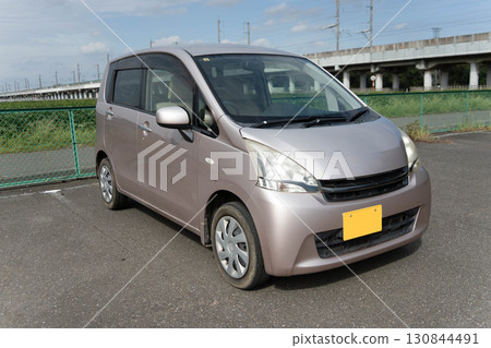 一輛輕型車輛停在停車場 130844491