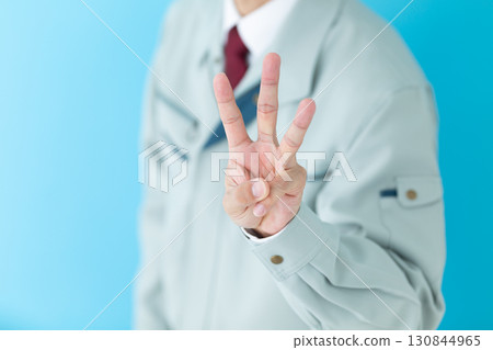 一位身穿工作服的中年男性商人舉起三根手指 一位身穿工作服的中年男性商人舉起三根手指 130844965