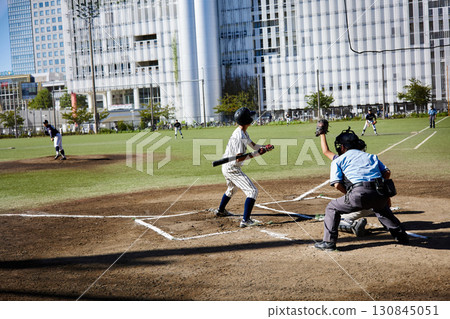 東京舉行的青少年棒球比賽(無臉) 東京舉行的青少年棒球比賽(無臉) 130845051