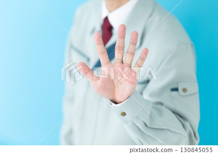 一位身穿工作服的中年男性商人舉起五根手指 一位身穿工作服的中年男性商人舉起五根手指 130845055