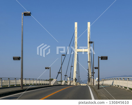 橫跨河流的斜拉橋 130845610