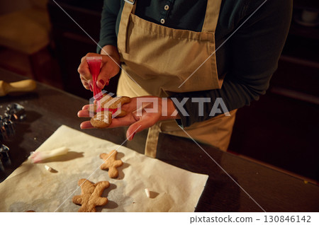 Decorating Gingerbread Cookies for Christmas in a Cozy Kitchen Setting 130846142
