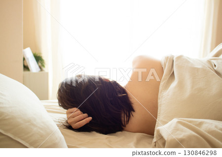 睡在床上的女人 睡在床上的女人 130846298