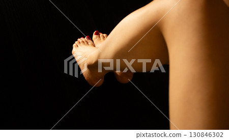 黑色背景上美麗的女性腿 130846302
