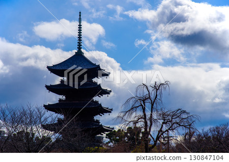 冬日晴朗的天空和五重塔 130847104