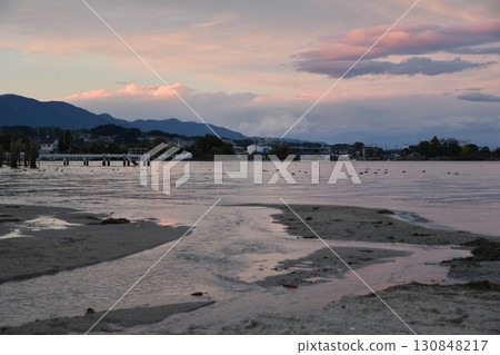 十一月滋賀縣琵琶湖的日落美景 十一月滋賀縣琵琶湖的日落美景 130848217