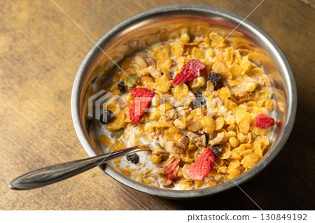 富含乾果的早餐麥片 富含乾果的早餐麥片 130849192