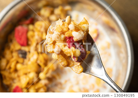 富含乾果的早餐麥片 130849195
