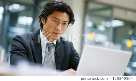 Japanese businessman concentrating on his work 130849564