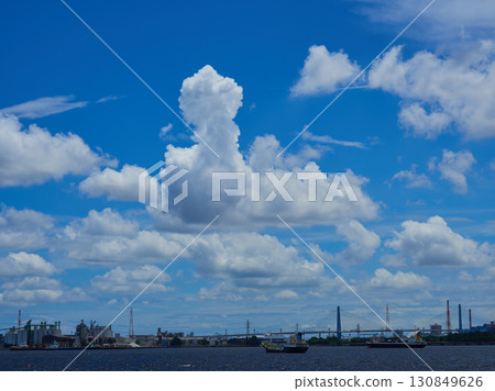 美麗的夏日藍天和名古屋港風景 美麗的夏日藍天和名古屋港風景 130849626